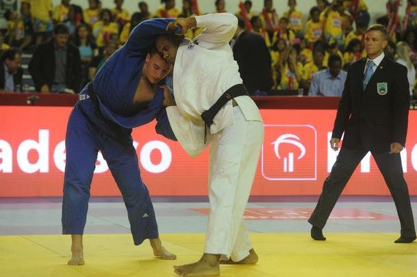 O quarto combate foi do minas-tenista Hugo Pessanha (-100 kg). O judoca, que em 2014 passou por uma cirurgia no joelho, venceu o campeo alemo Jnior, Daniel Herbst, com um ippon, aplicado em 50 segundos de luta. O brasileiro comemorou a volta por cima e disse que est pronto para representar o Brasil em seu prximo desafio, o Grand Slam de Paris, em outubro. %u201CFoi apenas a primeira luta aps a minha cirurgia, mas j serviu para me mostrar que estou bem e que posso voltar a defender o Brasil. Treinei muito para este desafio e estou treinando forte para o Grand Slam, tenho certeza que farei uma boa competio e vou representar muito bem o nosso Pas%u201D, destacou Pessanha.