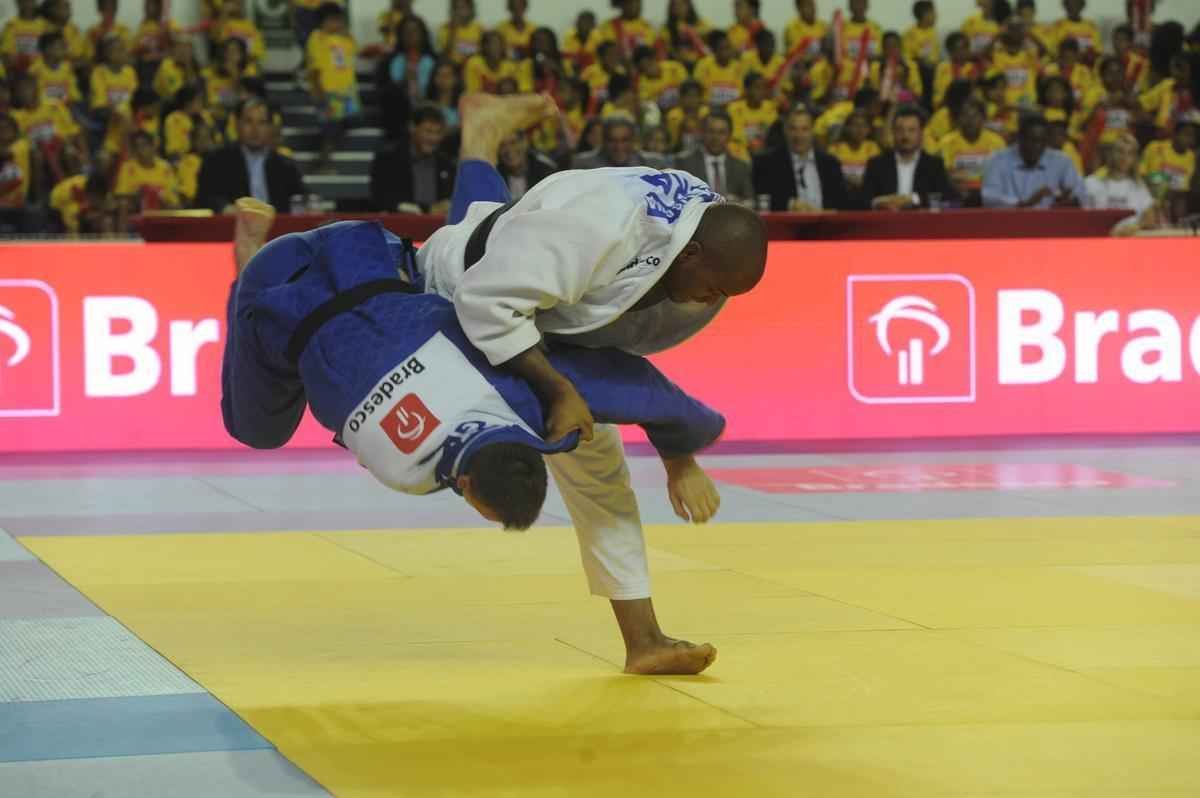 O quarto combate foi do minas-tenista Hugo Pessanha (-100 kg). O judoca, que em 2014 passou por uma cirurgia no joelho, venceu o campeo alemo Jnior, Daniel Herbst, com um ippon, aplicado em 50 segundos de luta. O brasileiro comemorou a volta por cima e disse que est pronto para representar o Brasil em seu prximo desafio, o Grand Slam de Paris, em outubro. %u201CFoi apenas a primeira luta aps a minha cirurgia, mas j serviu para me mostrar que estou bem e que posso voltar a defender o Brasil. Treinei muito para este desafio e estou treinando forte para o Grand Slam, tenho certeza que farei uma boa competio e vou representar muito bem o nosso Pas%u201D, destacou Pessanha.