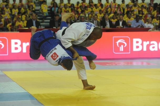 O quarto combate foi do minas-tenista Hugo Pessanha (-100 kg). O judoca, que em 2014 passou por uma cirurgia no joelho, venceu o campeo alemo Jnior, Daniel Herbst, com um ippon, aplicado em 50 segundos de luta. O brasileiro comemorou a volta por cima e disse que est pronto para representar o Brasil em seu prximo desafio, o Grand Slam de Paris, em outubro. %u201CFoi apenas a primeira luta aps a minha cirurgia, mas j serviu para me mostrar que estou bem e que posso voltar a defender o Brasil. Treinei muito para este desafio e estou treinando forte para o Grand Slam, tenho certeza que farei uma boa competio e vou representar muito bem o nosso Pas%u201D, destacou Pessanha.