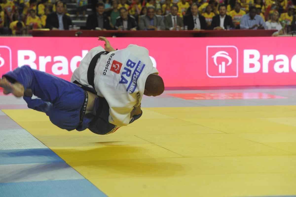 O quarto combate foi do minas-tenista Hugo Pessanha (-100 kg). O judoca, que em 2014 passou por uma cirurgia no joelho, venceu o campeo alemo Jnior, Daniel Herbst, com um ippon, aplicado em 50 segundos de luta. O brasileiro comemorou a volta por cima e disse que est pronto para representar o Brasil em seu prximo desafio, o Grand Slam de Paris, em outubro. %u201CFoi apenas a primeira luta aps a minha cirurgia, mas j serviu para me mostrar que estou bem e que posso voltar a defender o Brasil. Treinei muito para este desafio e estou treinando forte para o Grand Slam, tenho certeza que farei uma boa competio e vou representar muito bem o nosso Pas%u201D, destacou Pessanha.