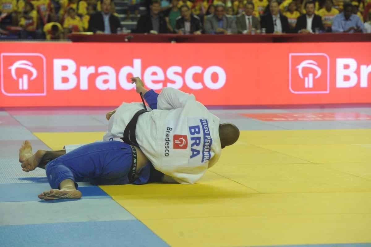 O quarto combate foi do minas-tenista Hugo Pessanha (-100 kg). O judoca, que em 2014 passou por uma cirurgia no joelho, venceu o campeo alemo Jnior, Daniel Herbst, com um ippon, aplicado em 50 segundos de luta. O brasileiro comemorou a volta por cima e disse que est pronto para representar o Brasil em seu prximo desafio, o Grand Slam de Paris, em outubro. %u201CFoi apenas a primeira luta aps a minha cirurgia, mas j serviu para me mostrar que estou bem e que posso voltar a defender o Brasil. Treinei muito para este desafio e estou treinando forte para o Grand Slam, tenho certeza que farei uma boa competio e vou representar muito bem o nosso Pas%u201D, destacou Pessanha.