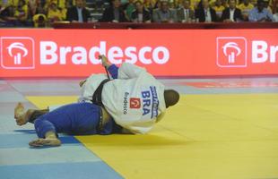 O quarto combate foi do minas-tenista Hugo Pessanha (-100 kg). O judoca, que em 2014 passou por uma cirurgia no joelho, venceu o campeo alemo Jnior, Daniel Herbst, com um ippon, aplicado em 50 segundos de luta. O brasileiro comemorou a volta por cima e disse que est pronto para representar o Brasil em seu prximo desafio, o Grand Slam de Paris, em outubro. %u201CFoi apenas a primeira luta aps a minha cirurgia, mas j serviu para me mostrar que estou bem e que posso voltar a defender o Brasil. Treinei muito para este desafio e estou treinando forte para o Grand Slam, tenho certeza que farei uma boa competio e vou representar muito bem o nosso Pas%u201D, destacou Pessanha.