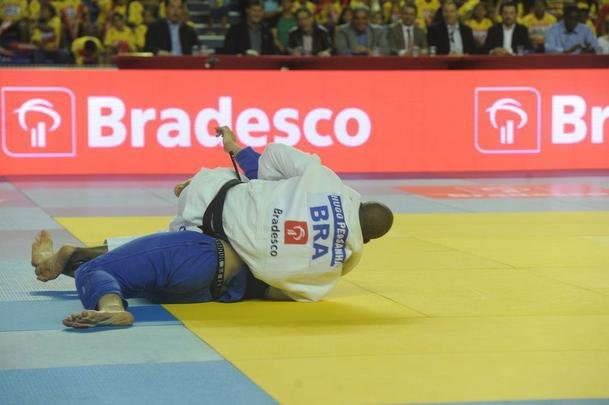 O quarto combate foi do minas-tenista Hugo Pessanha (-100 kg). O judoca, que em 2014 passou por uma cirurgia no joelho, venceu o campeo alemo Jnior, Daniel Herbst, com um ippon, aplicado em 50 segundos de luta. O brasileiro comemorou a volta por cima e disse que est pronto para representar o Brasil em seu prximo desafio, o Grand Slam de Paris, em outubro. %u201CFoi apenas a primeira luta aps a minha cirurgia, mas j serviu para me mostrar que estou bem e que posso voltar a defender o Brasil. Treinei muito para este desafio e estou treinando forte para o Grand Slam, tenho certeza que farei uma boa competio e vou representar muito bem o nosso Pas%u201D, destacou Pessanha.