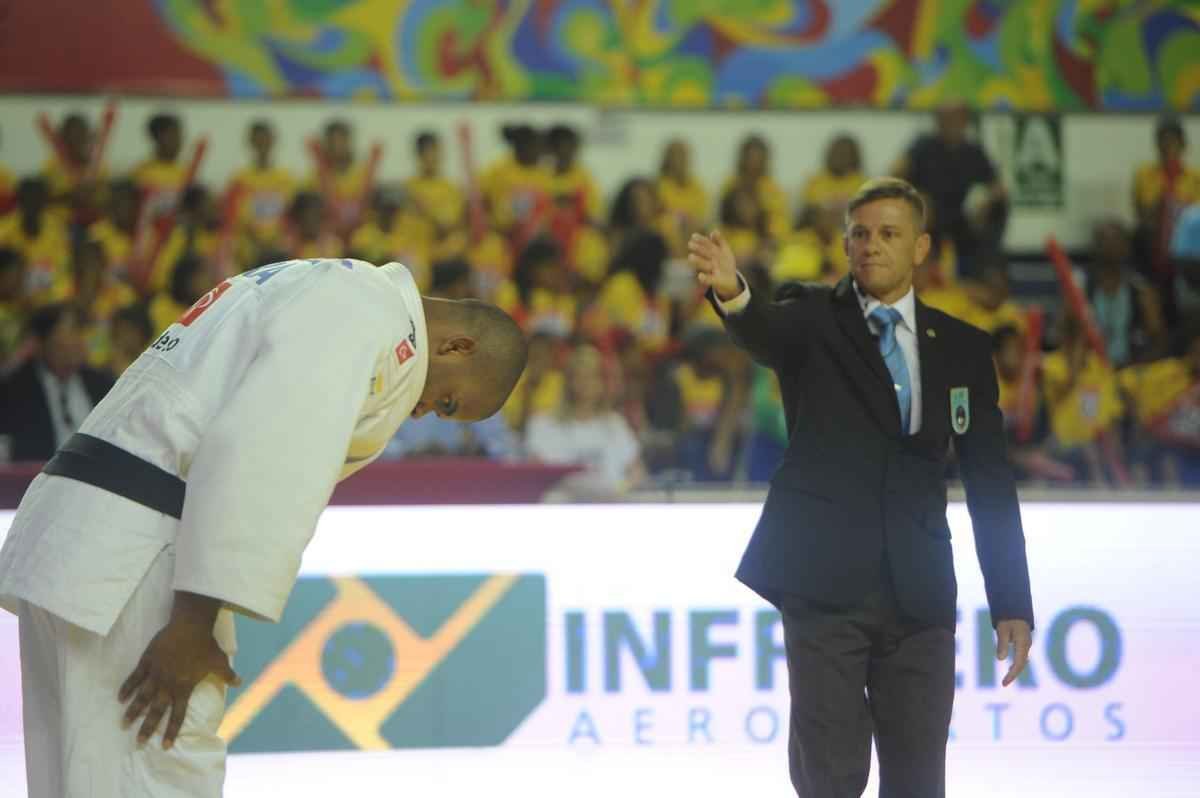 O quarto combate foi do minas-tenista Hugo Pessanha (-100 kg). O judoca, que em 2014 passou por uma cirurgia no joelho, venceu o campeo alemo Jnior, Daniel Herbst, com um ippon, aplicado em 50 segundos de luta. O brasileiro comemorou a volta por cima e disse que est pronto para representar o Brasil em seu prximo desafio, o Grand Slam de Paris, em outubro. %u201CFoi apenas a primeira luta aps a minha cirurgia, mas j serviu para me mostrar que estou bem e que posso voltar a defender o Brasil. Treinei muito para este desafio e estou treinando forte para o Grand Slam, tenho certeza que farei uma boa competio e vou representar muito bem o nosso Pas%u201D, destacou Pessanha.