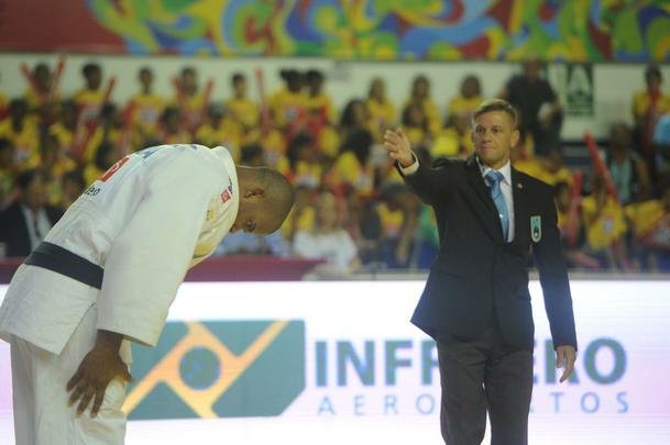 O quarto combate foi do minas-tenista Hugo Pessanha (-100 kg). O judoca, que em 2014 passou por uma cirurgia no joelho, venceu o campeo alemo Jnior, Daniel Herbst, com um ippon, aplicado em 50 segundos de luta. O brasileiro comemorou a volta por cima e disse que est pronto para representar o Brasil em seu prximo desafio, o Grand Slam de Paris, em outubro. %u201CFoi apenas a primeira luta aps a minha cirurgia, mas j serviu para me mostrar que estou bem e que posso voltar a defender o Brasil. Treinei muito para este desafio e estou treinando forte para o Grand Slam, tenho certeza que farei uma boa competio e vou representar muito bem o nosso Pas%u201D, destacou Pessanha.