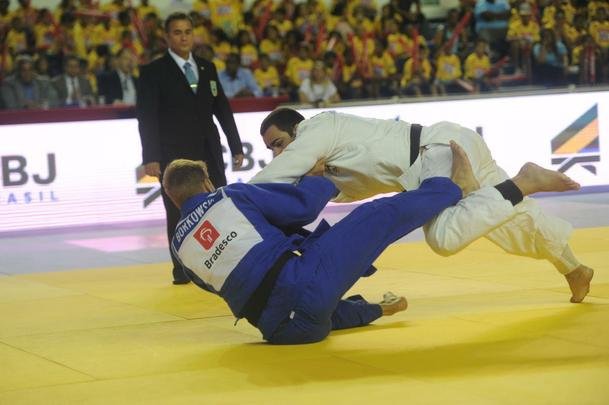 Peso-pesado David Moura enfrentou Pierri Borkowski, que sofreu na mo do brasileiro. Com 57 segundos de luta, David, sempre mais agressivo, aplicou um wazari. O alemo mal teve tempo para respirar e sofreu um ippon. A torcida aplaudiu de p a vitria do brasileiro e comemorou bastante o resultado final do Desafio, com vitria brasileira por 4 a 2.