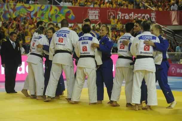 Torcedores e estudantes encheram a Arena do Minas na vitria do Brasil por 4 a 2 no desafio de jud