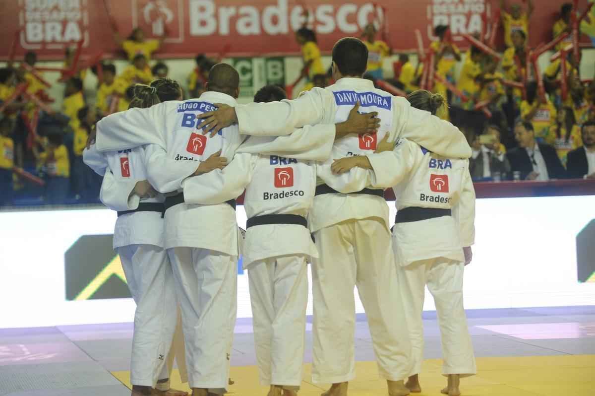 Torcedores e estudantes encheram a Arena do Minas na vitria do Brasil por 4 a 2 no desafio de jud