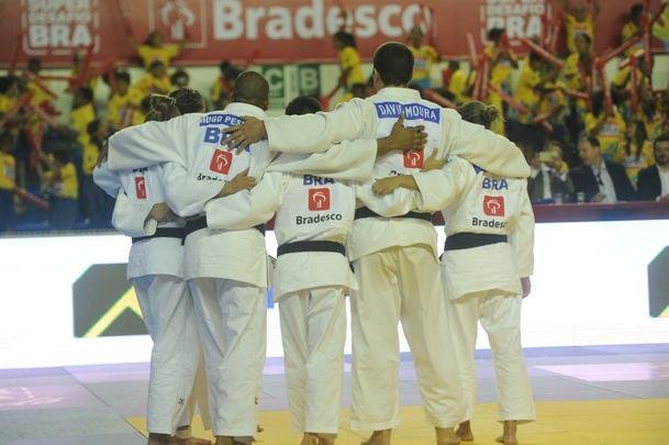 Torcedores e estudantes encheram a Arena do Minas na vitria do Brasil por 4 a 2 no desafio de jud