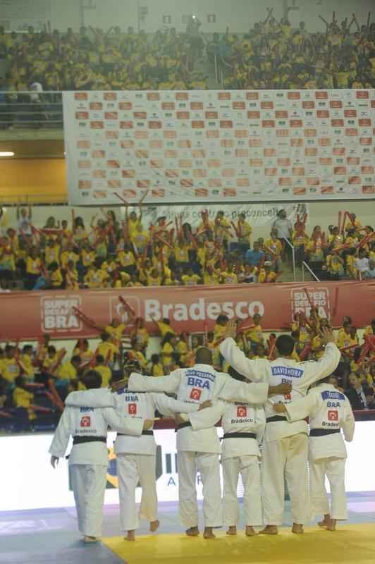 Torcedores e estudantes encheram a Arena do Minas na vitria do Brasil por 4 a 2 no desafio de jud