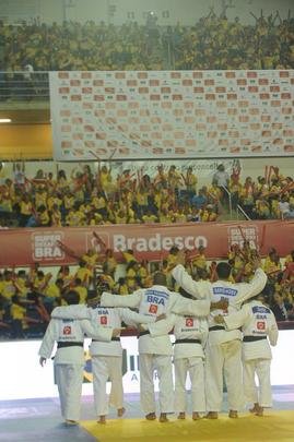 Torcedores e estudantes encheram a Arena do Minas na vitria do Brasil por 4 a 2 no desafio de jud