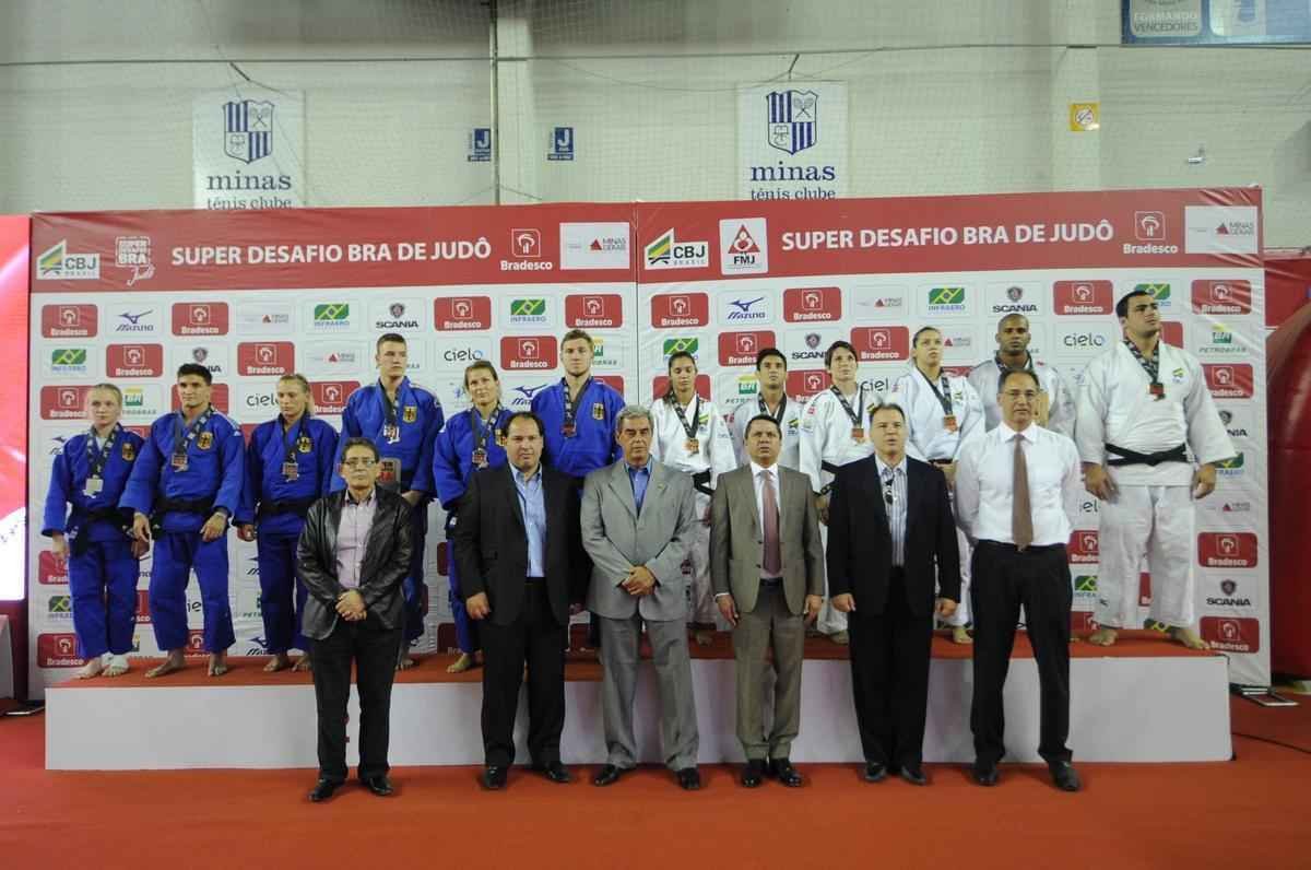 Torcedores e estudantes encheram a Arena do Minas na vitria do Brasil por 4 a 2 no desafio de jud