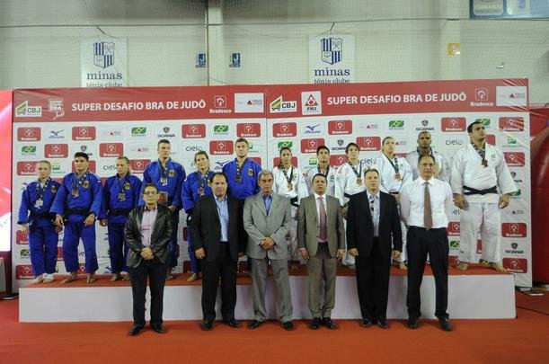Torcedores e estudantes encheram a Arena do Minas na vitria do Brasil por 4 a 2 no desafio de jud
