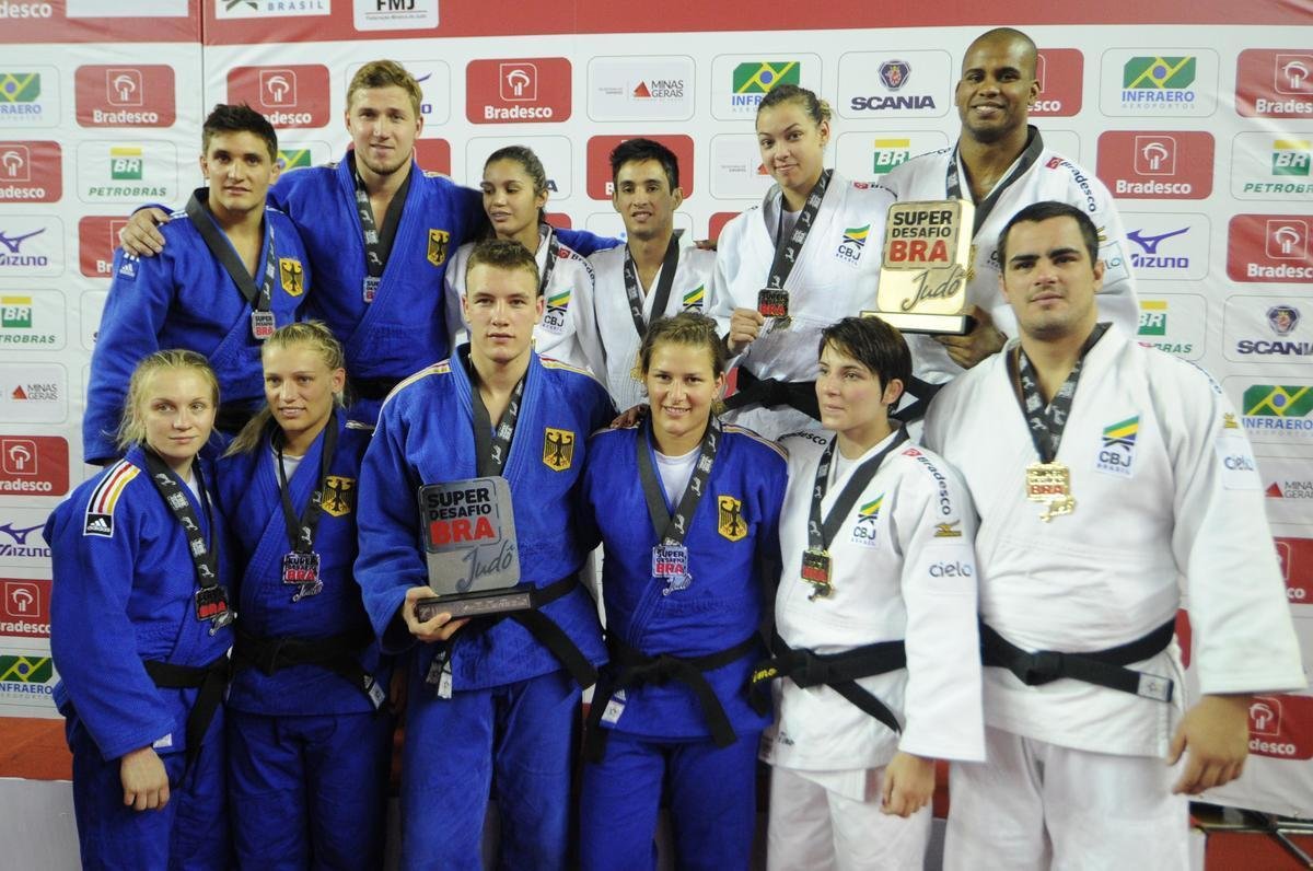 Torcedores e estudantes encheram a Arena do Minas na vitria do Brasil por 4 a 2 no desafio de jud