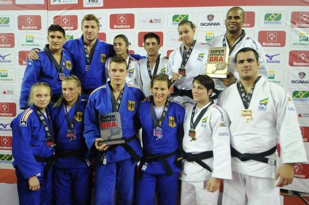 Torcedores e estudantes encheram a Arena do Minas na vitria do Brasil por 4 a 2 no desafio de jud