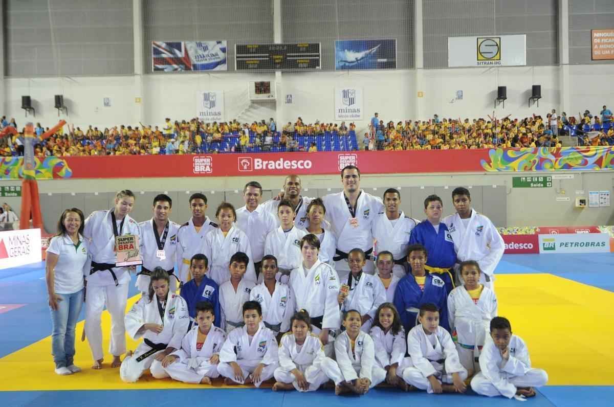 Torcedores e estudantes encheram a Arena do Minas na vitria do Brasil por 4 a 2 no desafio de jud