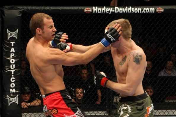 Alexander Gustafsson estreou no UFC com vitria. No dia 14 de novembro de 2009, o sueco precisou de 41 segundos para nocautear Jared Hamman