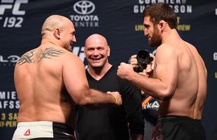 Confira as fotos da pesagem do UFC 192, em Houston, no Texas - Shawn Jordan e Ruslan Magomedov