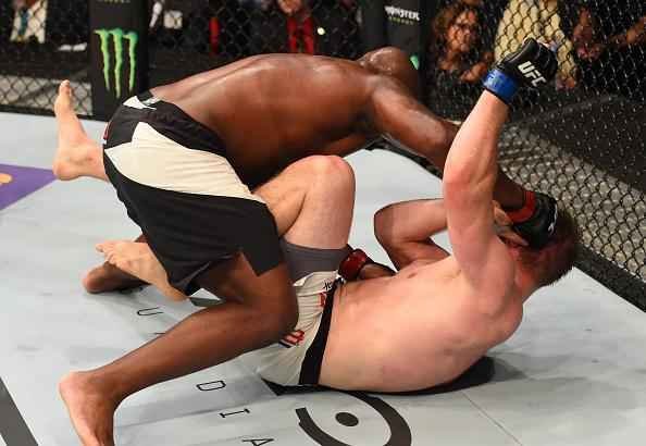 Derrick Lewis (bermuda preta) venceu Viktor Pesta por nocaute tcnico no terceiro round