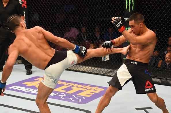 Sergio Pettis (bermuda branca) venceu Chris Cariaso por deciso unnime