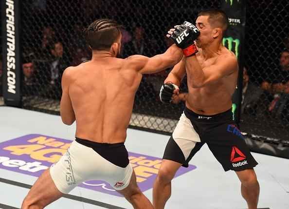 Sergio Pettis (bermuda branca) venceu Chris Cariaso por deciso unnime