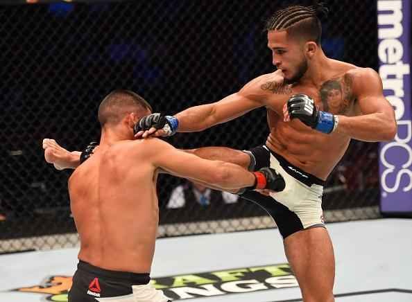 Sergio Pettis (bermuda branca) venceu Chris Cariaso por deciso unnime
