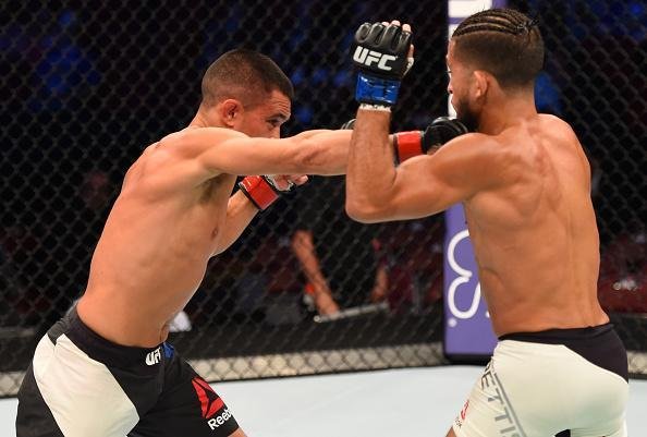 Sergio Pettis (bermuda branca) venceu Chris Cariaso por deciso unnime