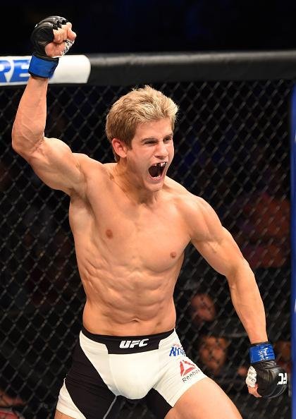 Sage Northcutt (bermuda branca) venceu Francisco Trevino por nocaute tcnico no primeiro round