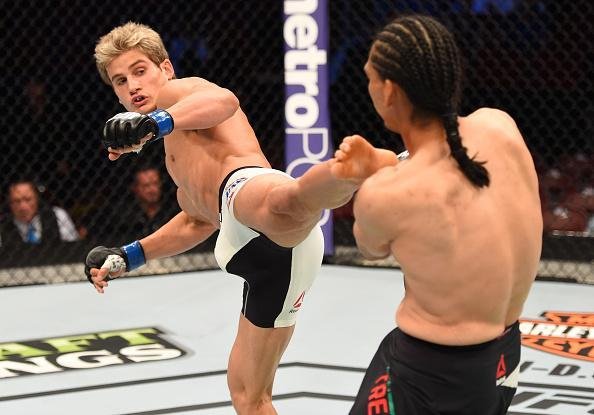 Sage Northcutt (bermuda branca) venceu Francisco Trevino por nocaute tcnico no primeiro round