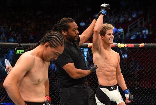 Sage Northcutt (bermuda branca) venceu Francisco Trevino por nocaute tcnico no primeiro round
