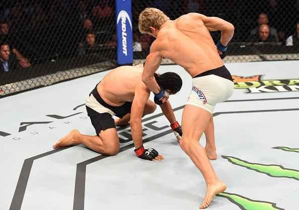 Sage Northcutt (bermuda branca) venceu Francisco Trevino por nocaute tcnico no primeiro round
