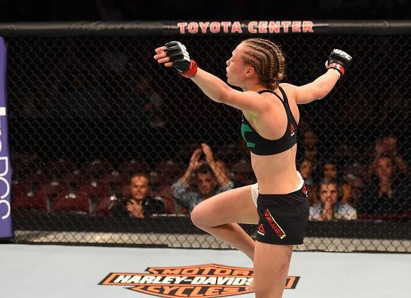 Rose Namajunas (roupa preta) venceu Angela Hill por finalizao no primeiro round