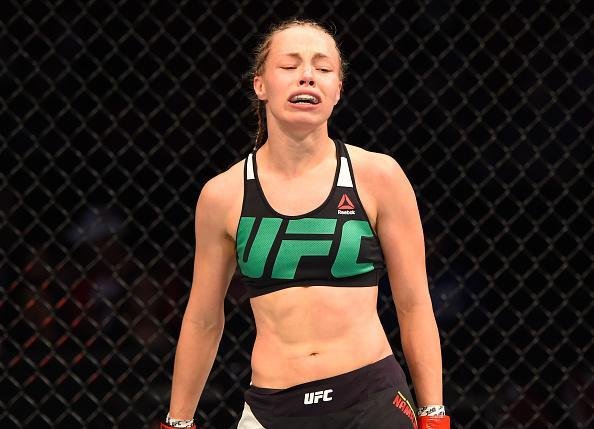 Rose Namajunas (roupa preta) venceu Angela Hill por finalizao no primeiro round
