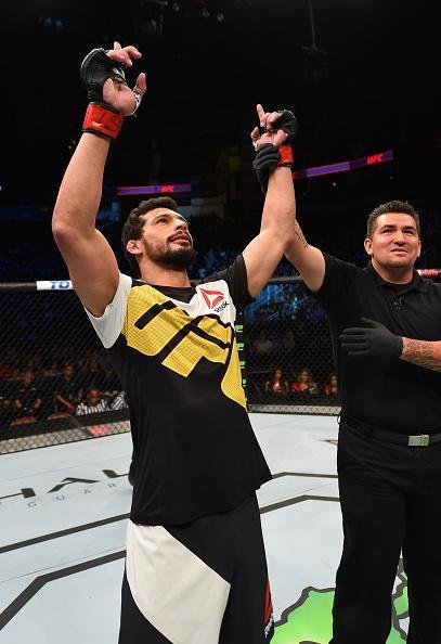 Adriano Martins (bermuda preta) venceu Islam Makhachev por nocaute no primeiro round