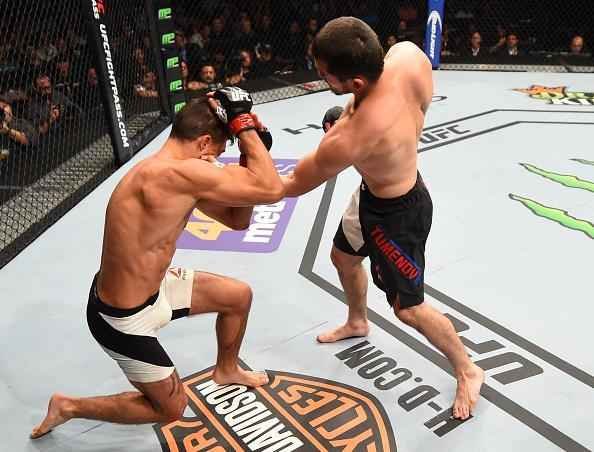 Albert Tumenov (bermuda preta) venceu Alan Jouban por nocaute tcnico no primeiro round