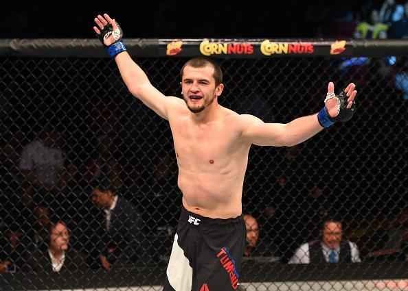 Albert Tumenov (bermuda preta) venceu Alan Jouban por nocaute tcnico no primeiro round