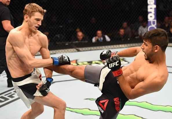 Yar Rodrguez (bermuda preta) venceu Daniel Hooker por deciso unnime