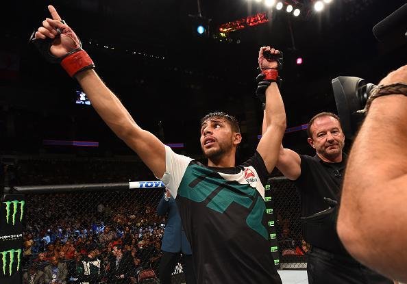 Yar Rodrguez (bermuda preta) venceu Daniel Hooker por deciso unnime