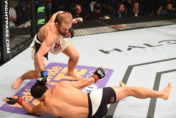 Joseph Benavidez (bermuda preta) venceu Ali Bagautinov por deciso unnime