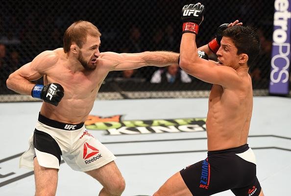 Joseph Benavidez (bermuda preta) venceu Ali Bagautinov por deciso unnime