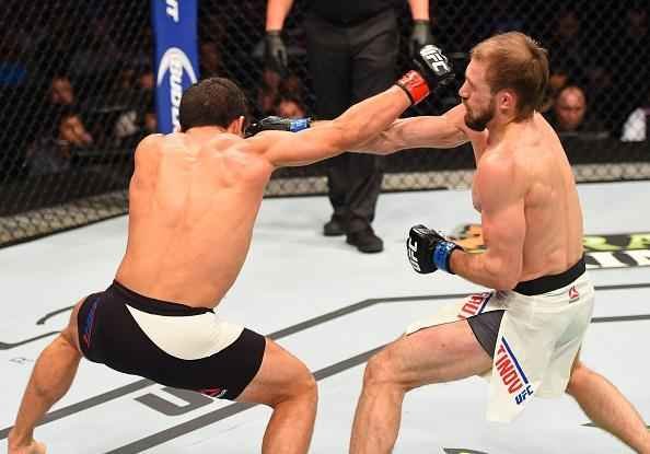 Joseph Benavidez (bermuda preta) venceu Ali Bagautinov por deciso unnime