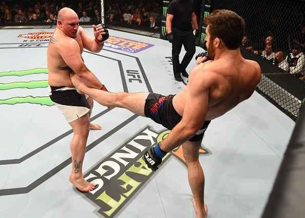 Ruslan Magomedov (bermuda preta) venceu Shawn Jordan por deciso unnime