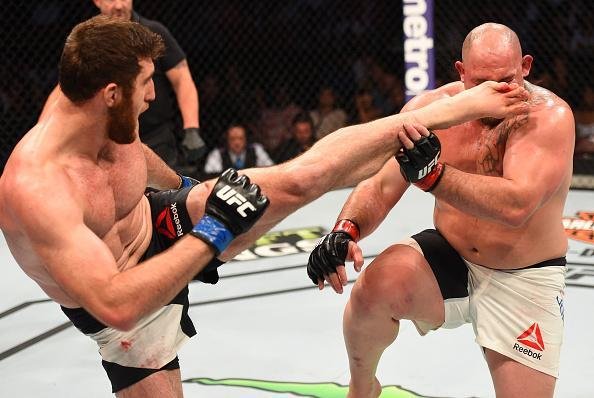 Ruslan Magomedov (bermuda preta) venceu Shawn Jordan por deciso unnime