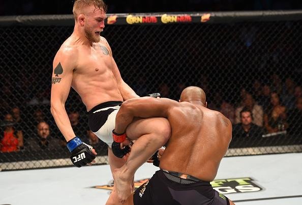 Daniel Cormier (bermuda preta) venceu Alexander Gustafsson por deciso dividida e manteve o cinturo dos meio-pesados