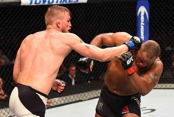 Daniel Cormier (bermuda preta) venceu Alexander Gustafsson por deciso dividida e manteve o cinturo dos meio-pesados