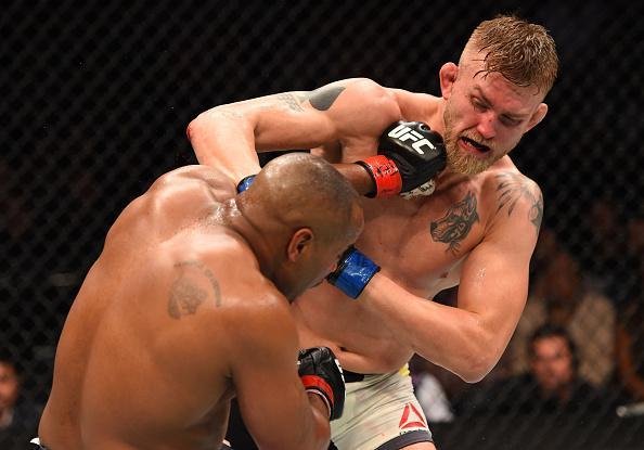 Daniel Cormier (bermuda preta) venceu Alexander Gustafsson por deciso dividida e manteve o cinturo dos meio-pesados