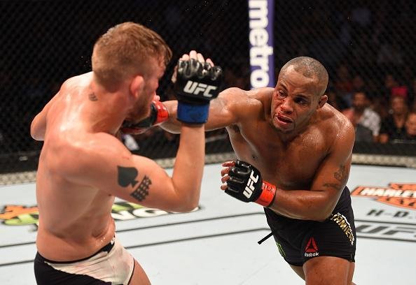 Daniel Cormier (bermuda preta) venceu Alexander Gustafsson por deciso dividida e manteve o cinturo dos meio-pesados