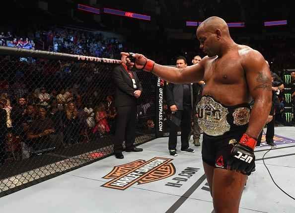 Veja imagens da pica batalha entre Daniel Cormier e Alexander Gustafsson, valendo o cinturo dos meio-pesados do UFC