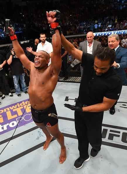 Veja imagens da pica batalha entre Daniel Cormier e Alexander Gustafsson, valendo o cinturo dos meio-pesados do UFC