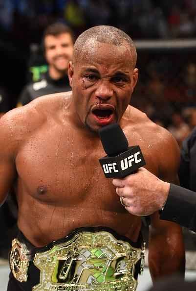 Veja imagens da pica batalha entre Daniel Cormier e Alexander Gustafsson, valendo o cinturo dos meio-pesados do UFC